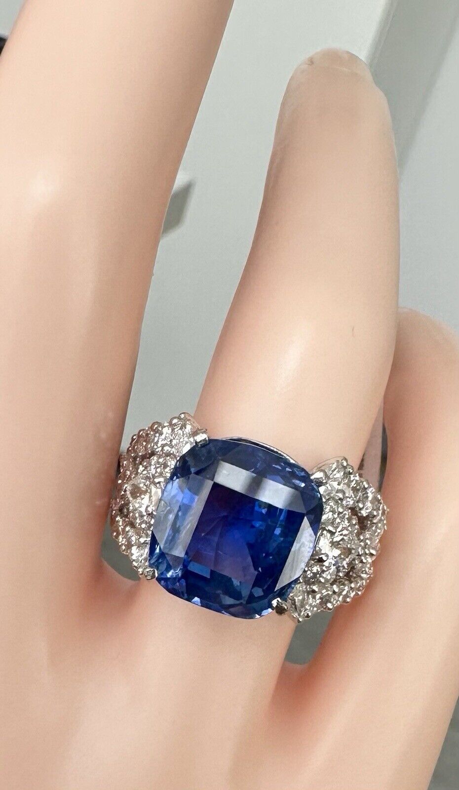 A Stunning Unheated No Heat 10.63ct Blue Sapphire Plat & Diamond Ring GIA