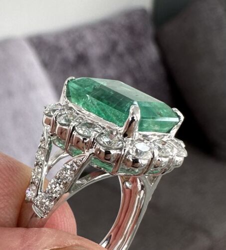 Magnificent 5.37ct Colombia Emerald & Diamond Platinum Ring