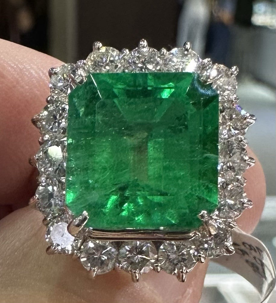 A Magnificent 8.54ct Colombia Emerald & Diamond Platinum Ring