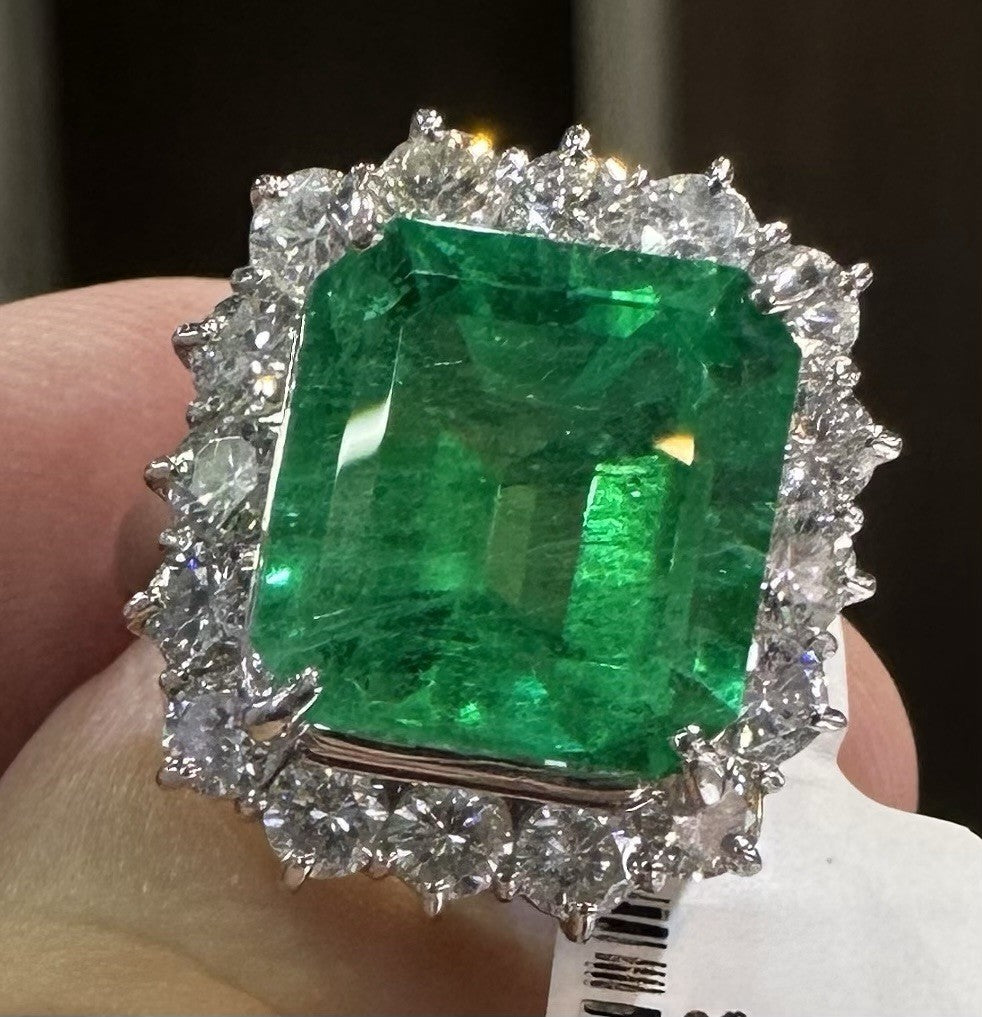 A Magnificent 8.54ct Colombia Emerald & Diamond Platinum Ring