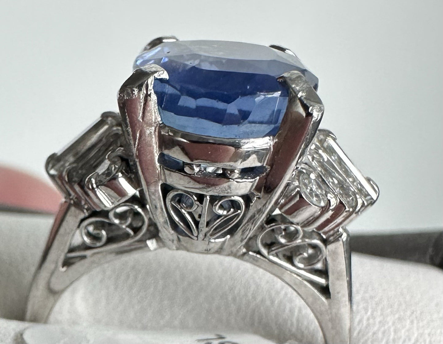 An Exquisite Unheated 6.22ct Blue Sapphire & Diamond Ring GIA