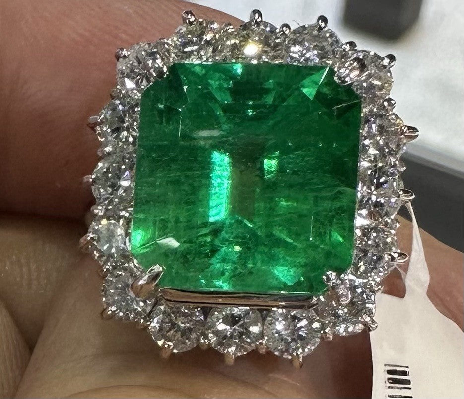 A Magnificent 8.54ct Colombia Emerald & Diamond Platinum Ring