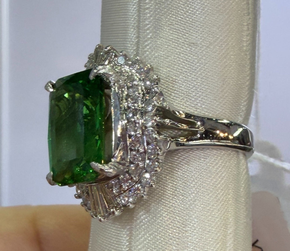 A Gorgeous 4.11ct Tsavorite & Diamond Platinum Ring