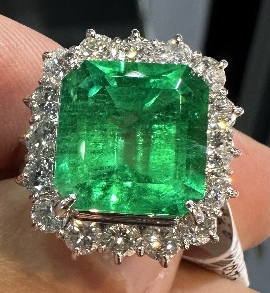 A Magnificent 8.54ct Colombia Emerald & Diamond Platinum Ring