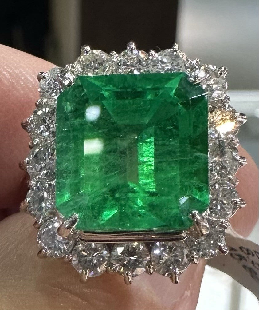 A Magnificent 8.54ct Colombia Emerald & Diamond Platinum Ring