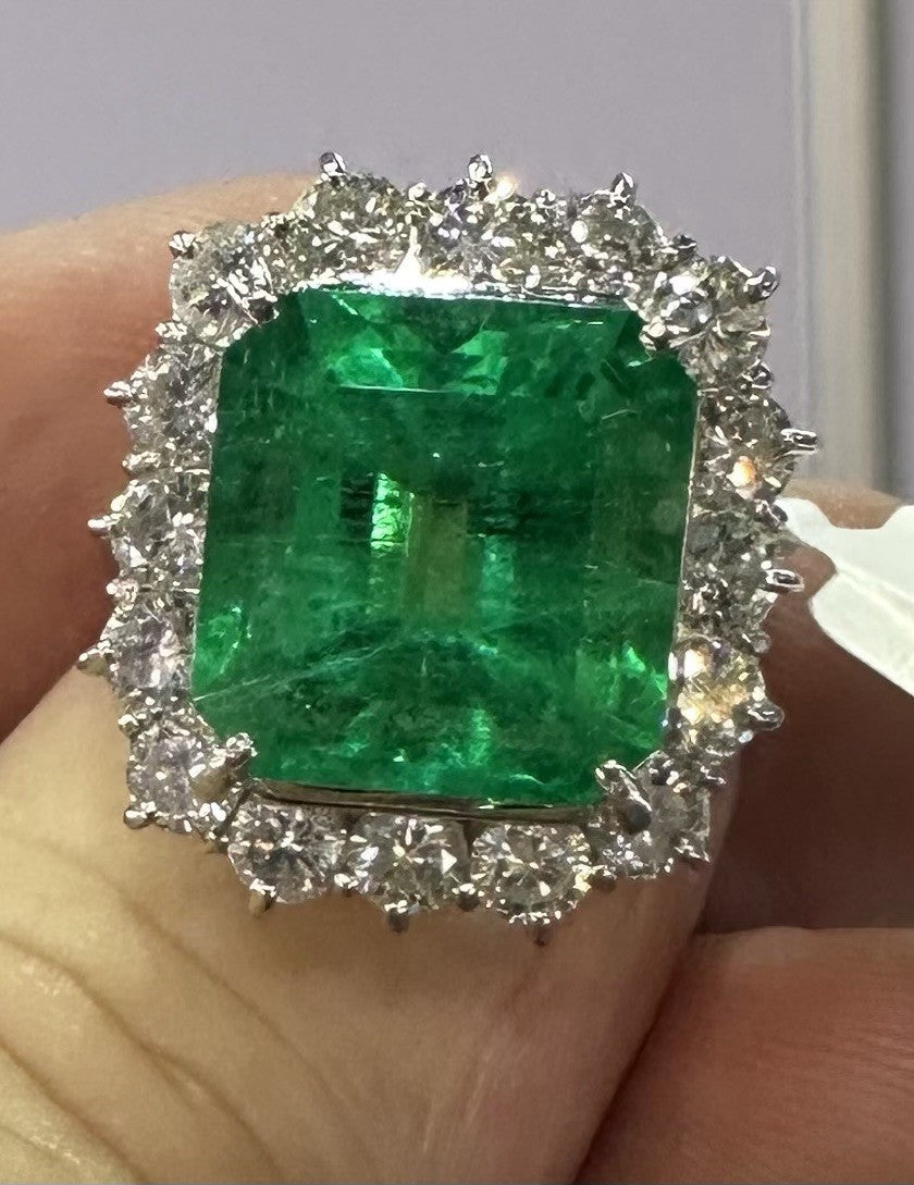 A Magnificent 8.54ct Colombia Emerald & Diamond Platinum Ring