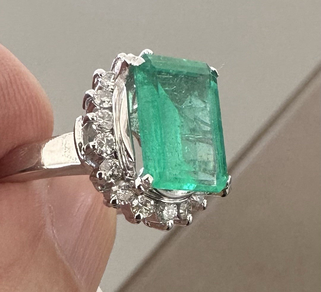 BARGAIN OF THE WEEK 2.46ct Colombia Emerald & Diamond Ring