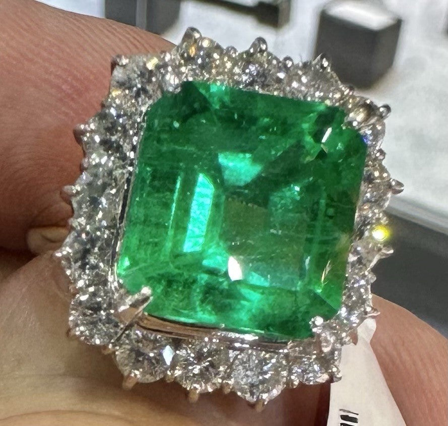 A Magnificent 8.54ct Colombia Emerald & Diamond Platinum Ring