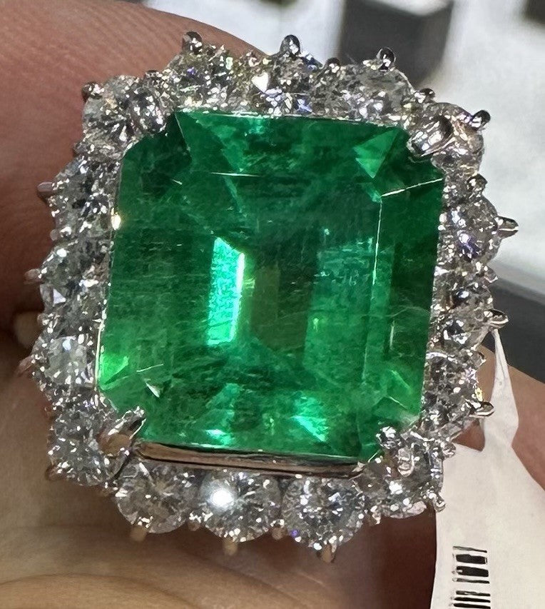 A Magnificent 8.54ct Colombia Emerald & Diamond Platinum Ring