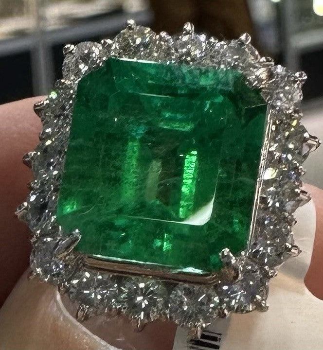 A Magnificent 8.54ct Colombia Emerald & Diamond Platinum Ring