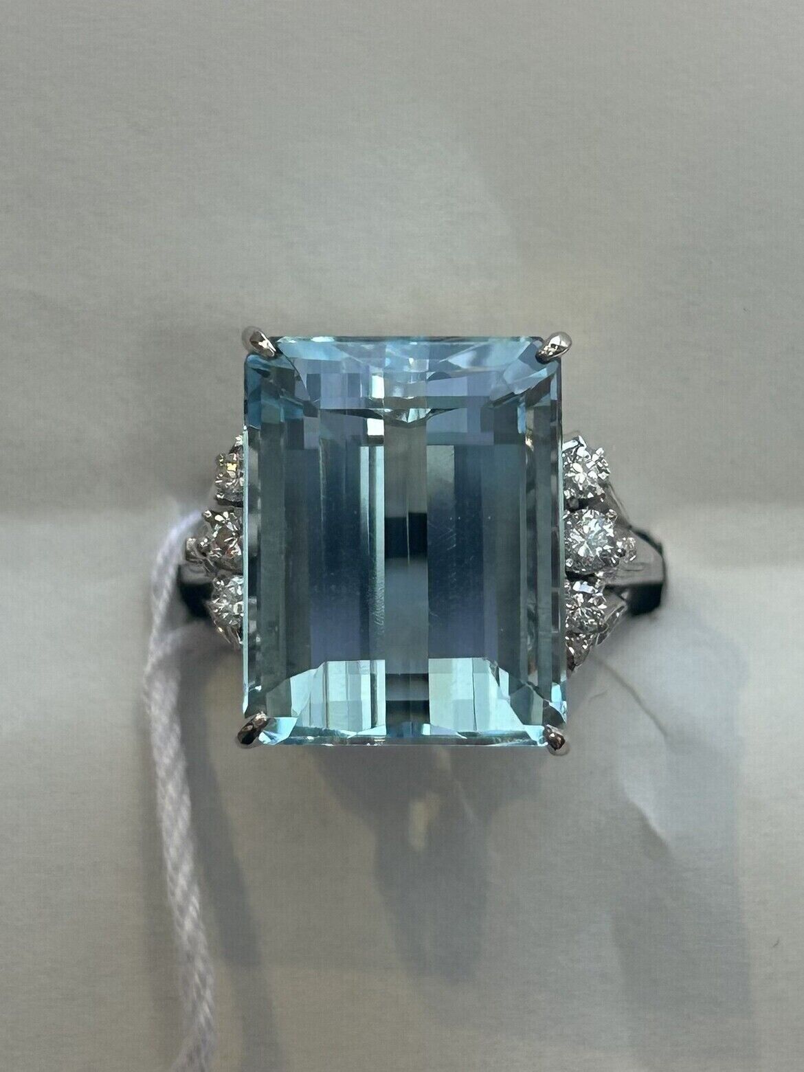 Absolutely Beautiful Brazil 11.24ct Aquamarine & Diamond Platinum Ring