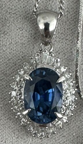 A Delightful 2.89ct Sri Lanka Sapphire & Diamond Platinum Pendant