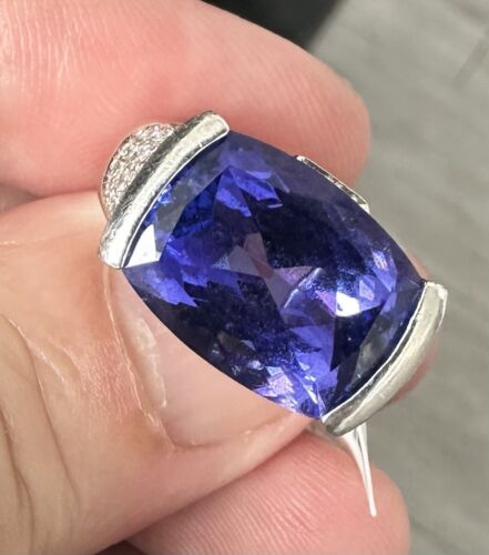 A Stunning 8.96ct Tanzanite & Diamond Ring Set In Platinum