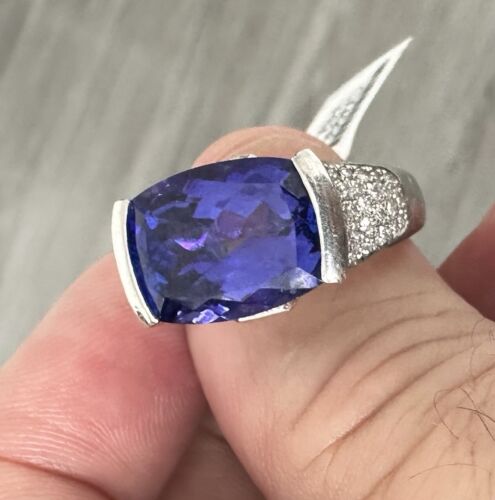 A Stunning 8.96ct Tanzanite & Diamond Ring Set In Platinum