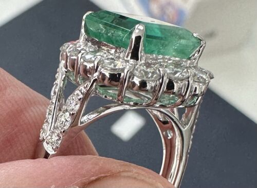 Magnificent 5.37ct Colombia Emerald & Diamond Platinum Ring