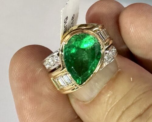 A Stunning 3.65ct Colombian Emerald & Diamond 18k Ring