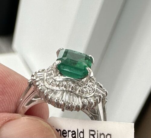 A Stunning 2.18ct Colombia Emerald & Diamond Platinum Ring