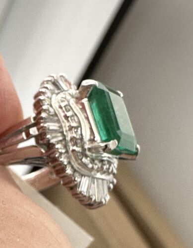 A Stunning 2.18ct Colombia Emerald & Diamond Platinum Ring