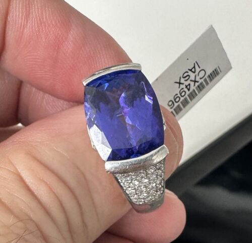 A Stunning 8.96ct Tanzanite & Diamond Ring Set In Platinum