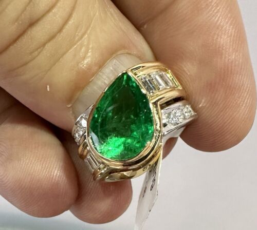 A Stunning 3.65ct Colombian Emerald & Diamond 18k Ring