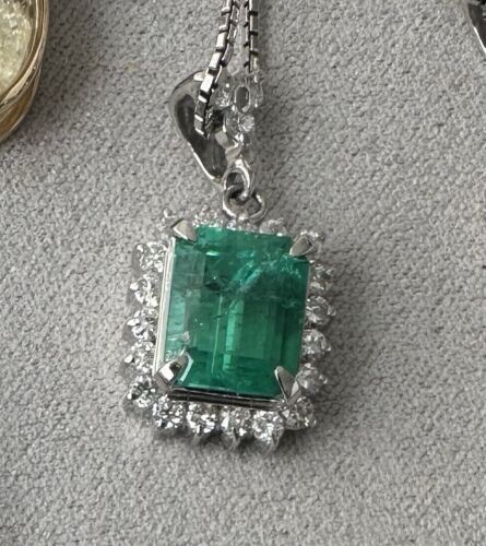 An Exquisite 2.29ct Colombian Emerald & Diamond Platinum Pendant & Cha