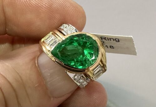 A Stunning 3.65ct Colombian Emerald & Diamond 18k Ring