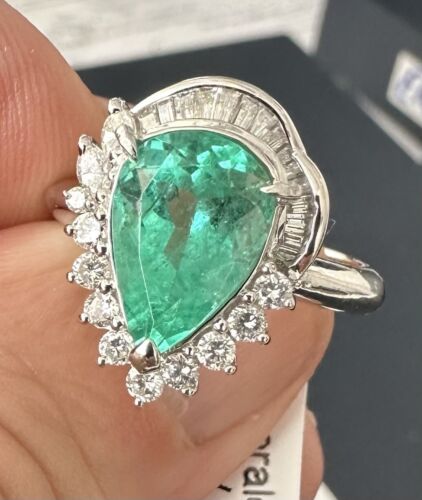 Exquisite 2.80ct Colombia Emerald & Diamond Platinum Ring