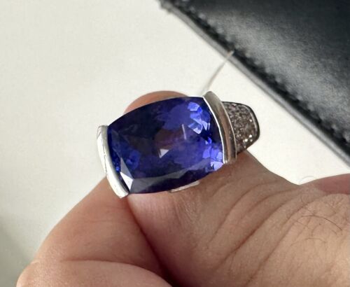 A Stunning 8.96ct Tanzanite & Diamond Ring Set In Platinum