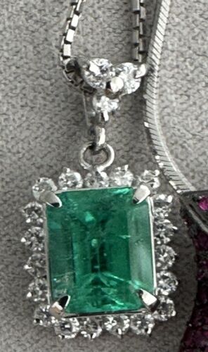 An Exquisite 2.29ct Colombian Emerald & Diamond Platinum Pendant & Cha