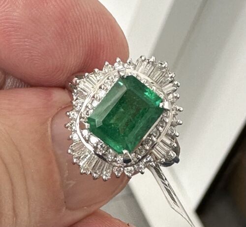 A Stunning 2.18ct Colombia Emerald & Diamond Platinum Ring