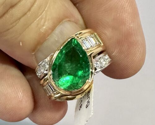 A Stunning 3.65ct Colombian Emerald & Diamond 18k Ring