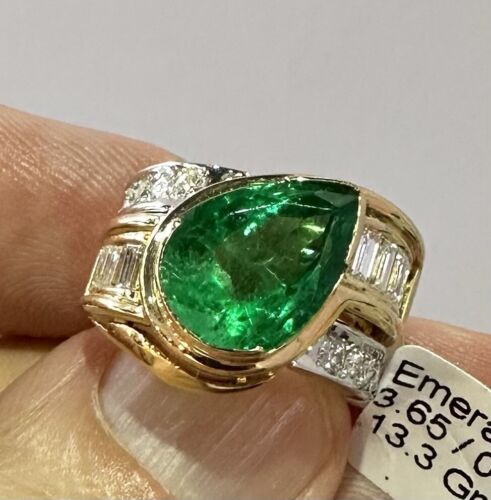 A Stunning 3.65ct Colombian Emerald & Diamond 18k Ring