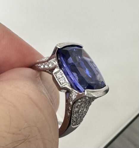 A Stunning 8.96ct Tanzanite & Diamond Ring Set In Platinum