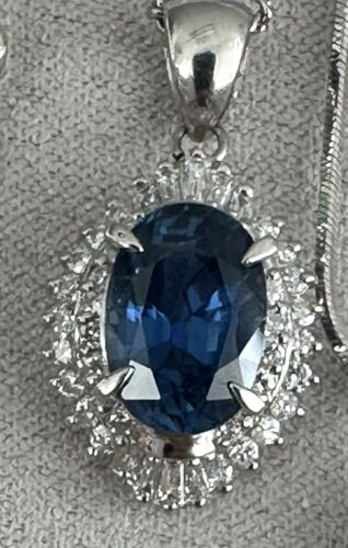 A Delightful 2.89ct Sri Lanka Sapphire & Diamond Platinum Pendant