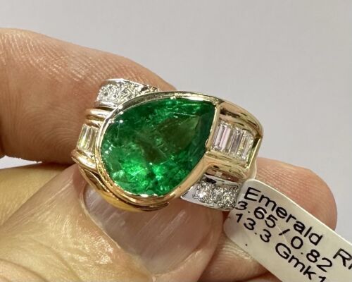 A Stunning 3.65ct Colombian Emerald & Diamond 18k Ring