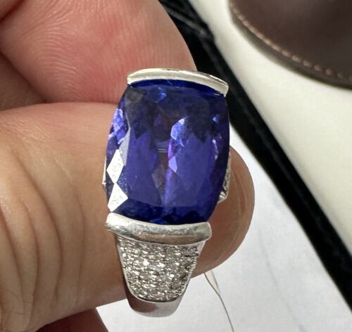 A Stunning 8.96ct Tanzanite & Diamond Ring Set In Platinum