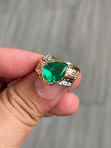 A Stunning 3.65ct Colombian Emerald & Diamond 18k Ring