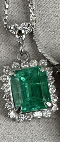 An Exquisite 2.29ct Colombian Emerald & Diamond Platinum Pendant & Cha