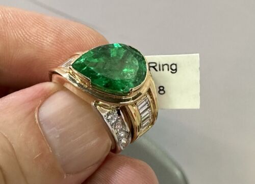 A Stunning 3.65ct Colombian Emerald & Diamond 18k Ring