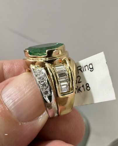 A Stunning 3.65ct Colombian Emerald & Diamond 18k Ring