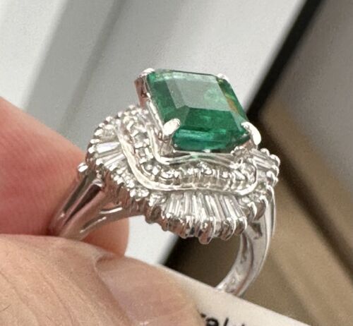 A Stunning 2.18ct Colombia Emerald & Diamond Platinum Ring