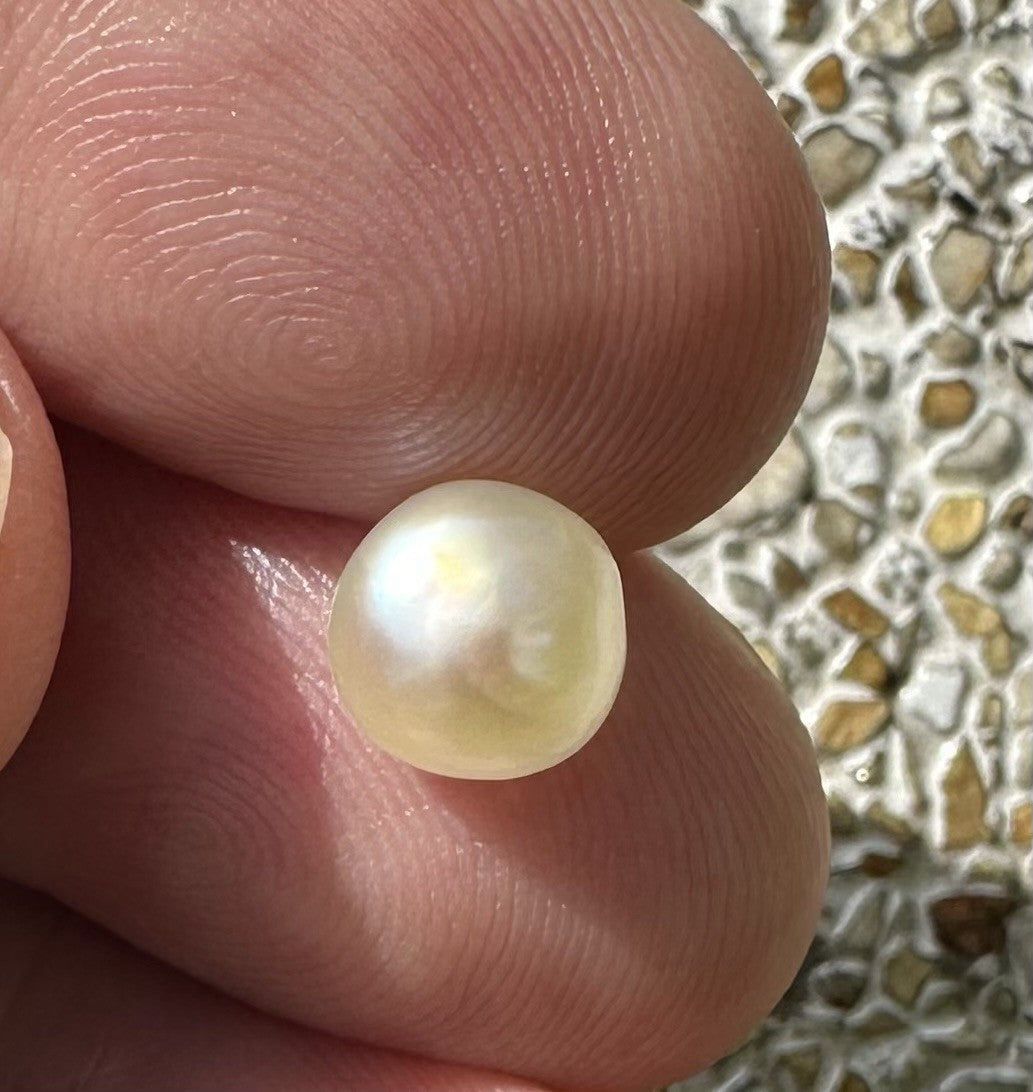 An Exquisite 2.65ct Natural Saltwater Pearl GIA Certificate