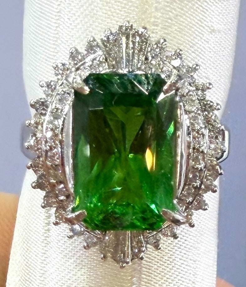 A Gorgeous 4.11ct Tsavorite & Diamond Platinum Ring