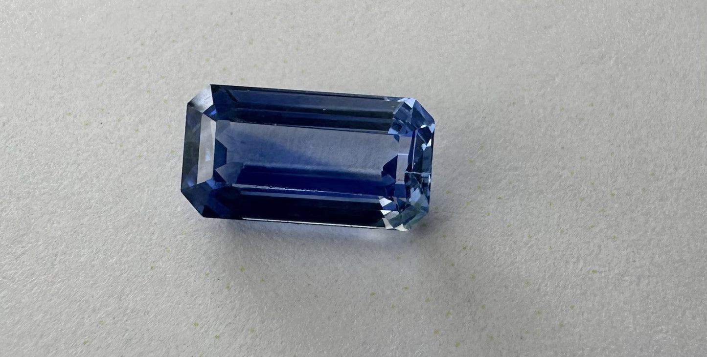 Exquisite 2.72ct Unheated No Heat Blue Sapphire & Certificate