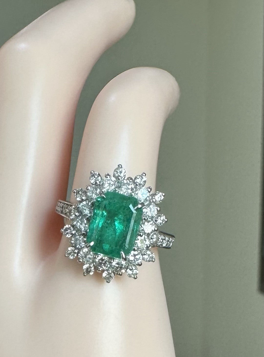 Magnificent 2.52ct Colombia Emerald & Diamond Platinum Ring