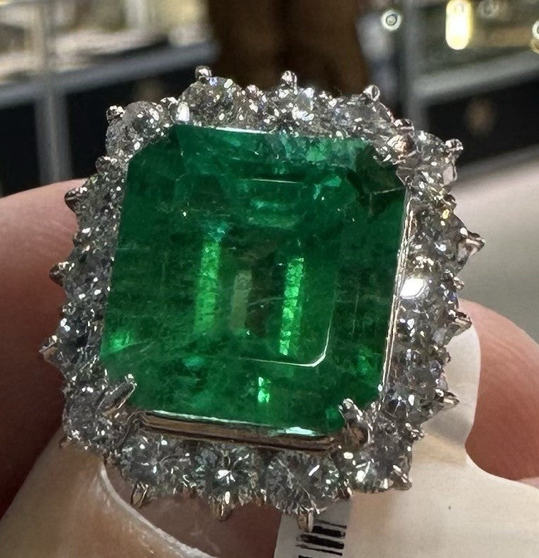 A Magnificent 8.54ct Colombia Emerald & Diamond Platinum Ring