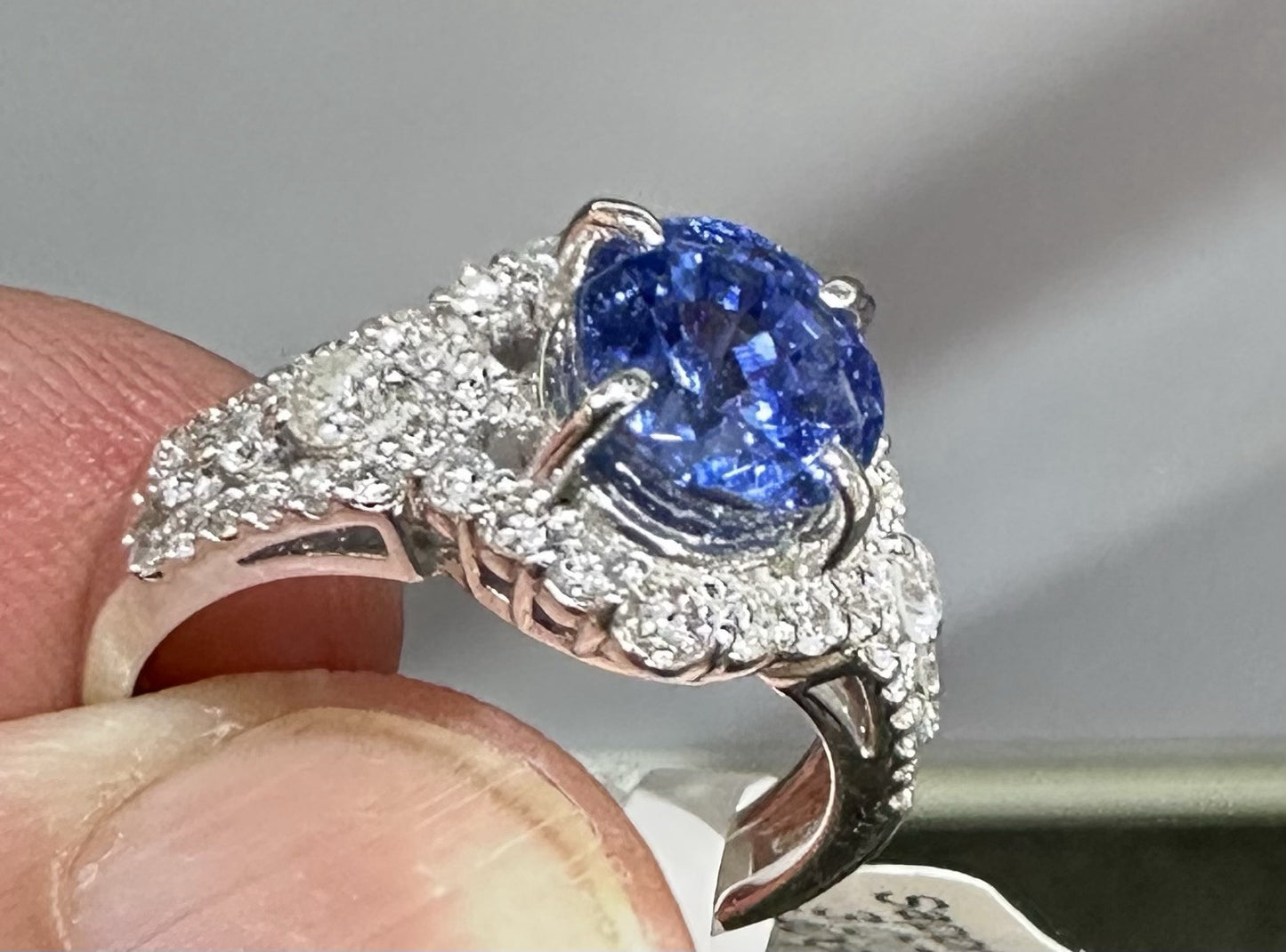 An Exquisite 3.07ct Unheated Blue Sapphire Platinum & Diamond Ring GIA