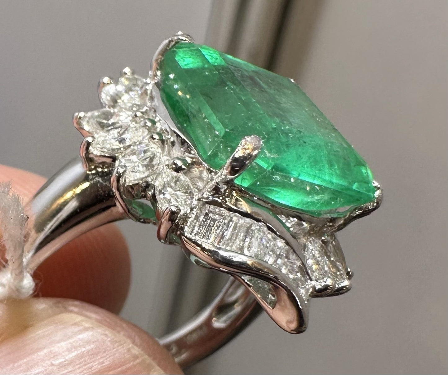 A Wonderful 6.76ct Colombia Emerald & Diamond Ring