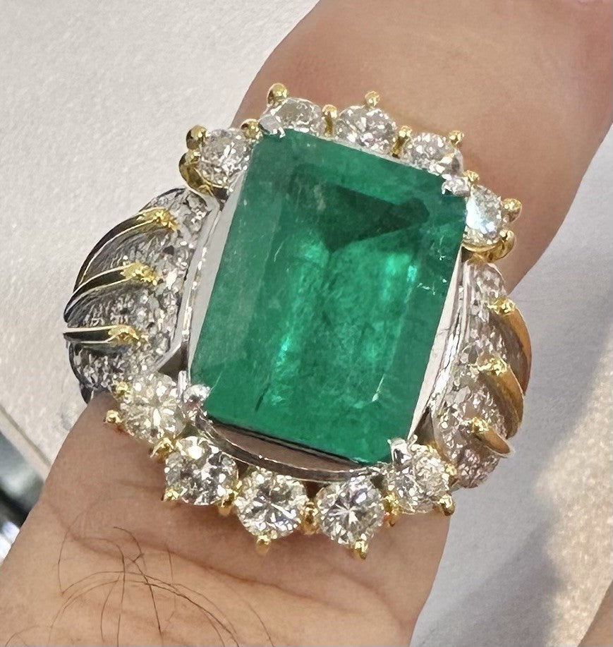 A Superb 5.30ct Colombia Emerald & Diamond Platinum Ring