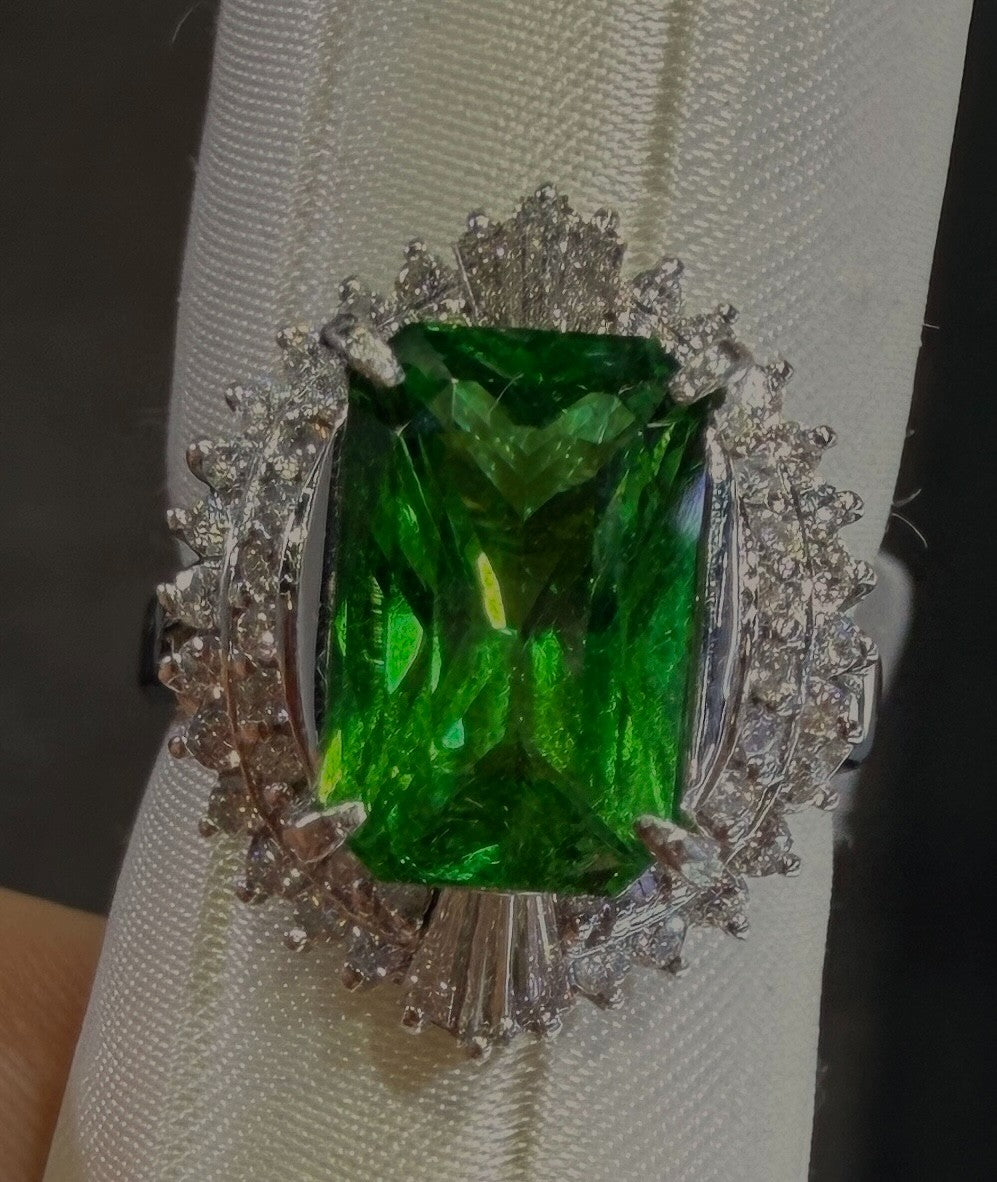 A Gorgeous 4.11ct Tsavorite & Diamond Platinum Ring
